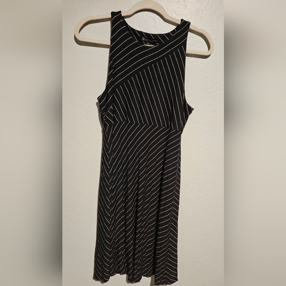 Athleta Black and White Chevron Mini Dress size Medium - Picture 4 of 9